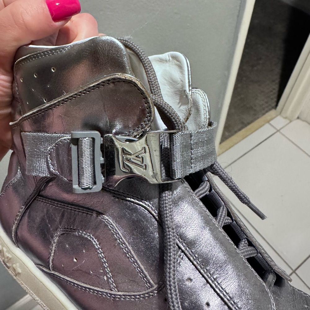 Louis Vuitton authentic High-Top Metallic Sneakers - Picture 7 of 7